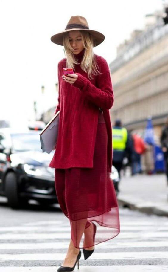 Cozy women's winter hat in a chunky knit design, perfect for keeping warm during cold months. Ideal for stylish winter outings.