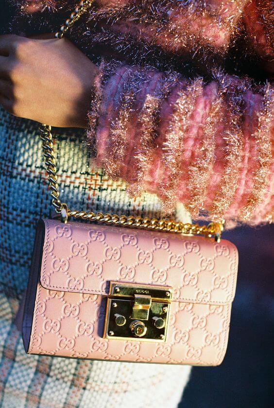 Handbag in soft pink leather, embossed logo, gold chain strap (20 inches), compact size (8x5 inches), ideal for evening outings.