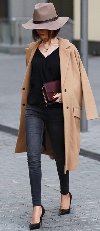 Chic women's winter hat in taupe, featuring a chunky knit design. Perfect for style and warmth in transitional weather.