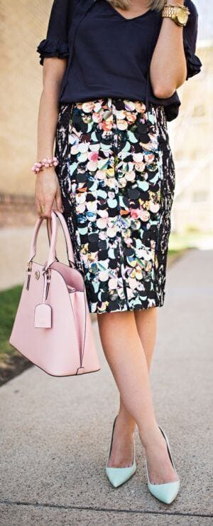 Floral pencil skirt with a fitted silhouette paired with a navy blue top, light pink handbag, and mint green heels, perfect for spring.