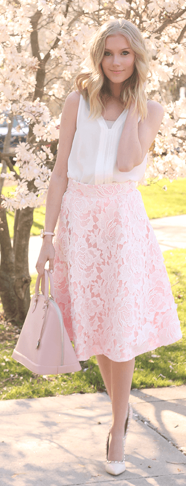 Soft waves frame the face elegantly, with light blonde hair and subtle highlights. This relaxed, polished look complements pastel outfit ideas for spring.