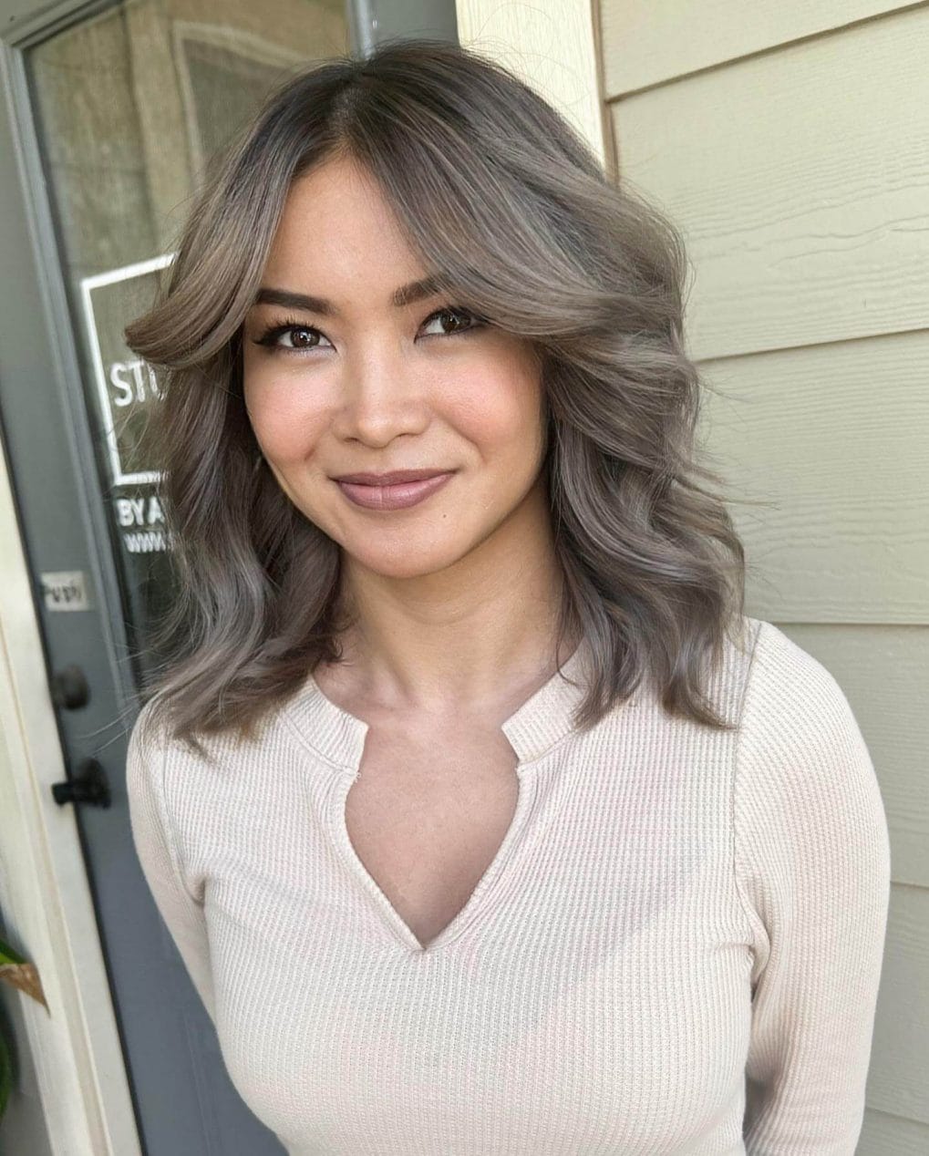 Ash-gray lavender waves on a chic shoulder-length cut.