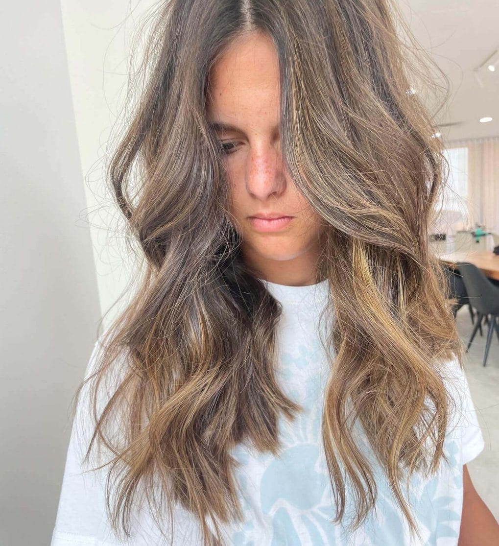 Long loose waves with a middle part for a balanced school look
