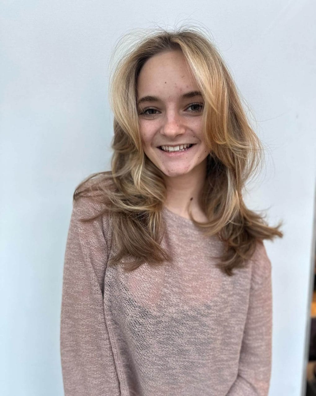 Blonde layers with face-framing waves 90s style