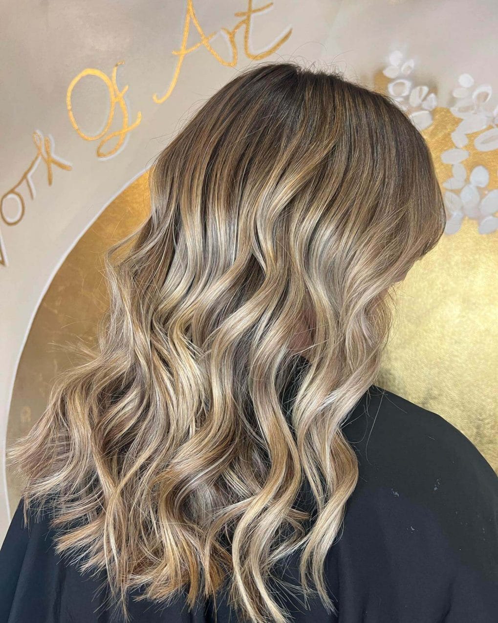 Dynamic blend from brunette to icy blonde, reminiscent of a frosty winter morning.