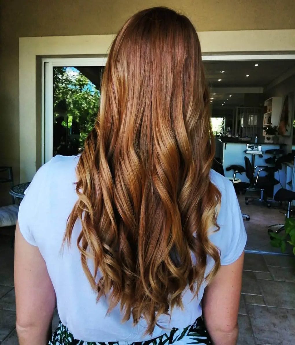 U-shaped waves transitioning from chestnut roots to vibrant coppery highlights.
