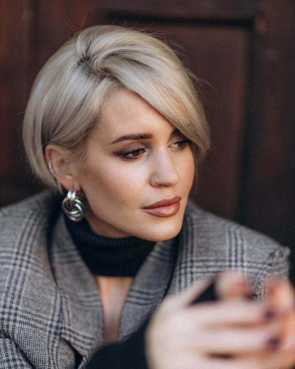 Chic blonde bob with deep side part and side-swept bang