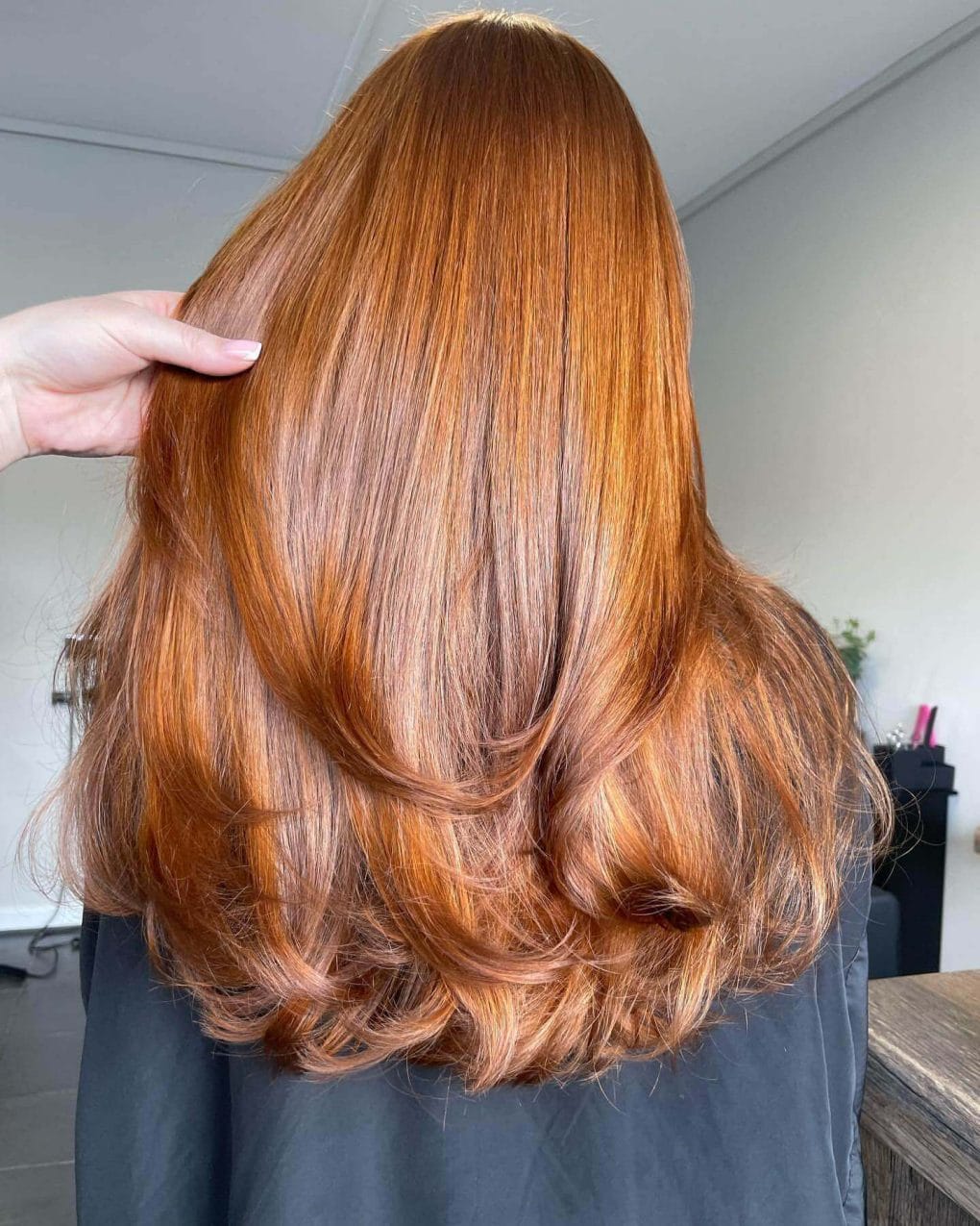 Copper layered hair with soft waves and 90s volume