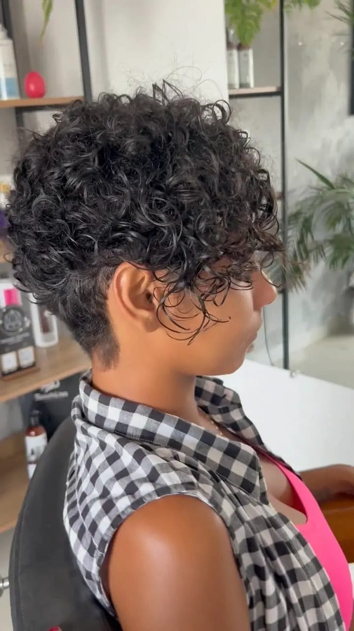 Curly dark wedge with natural volume and bounce