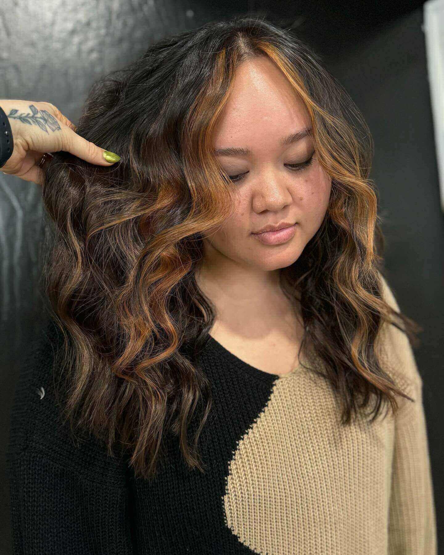 Dark waves with caramel money pieces for warm glow