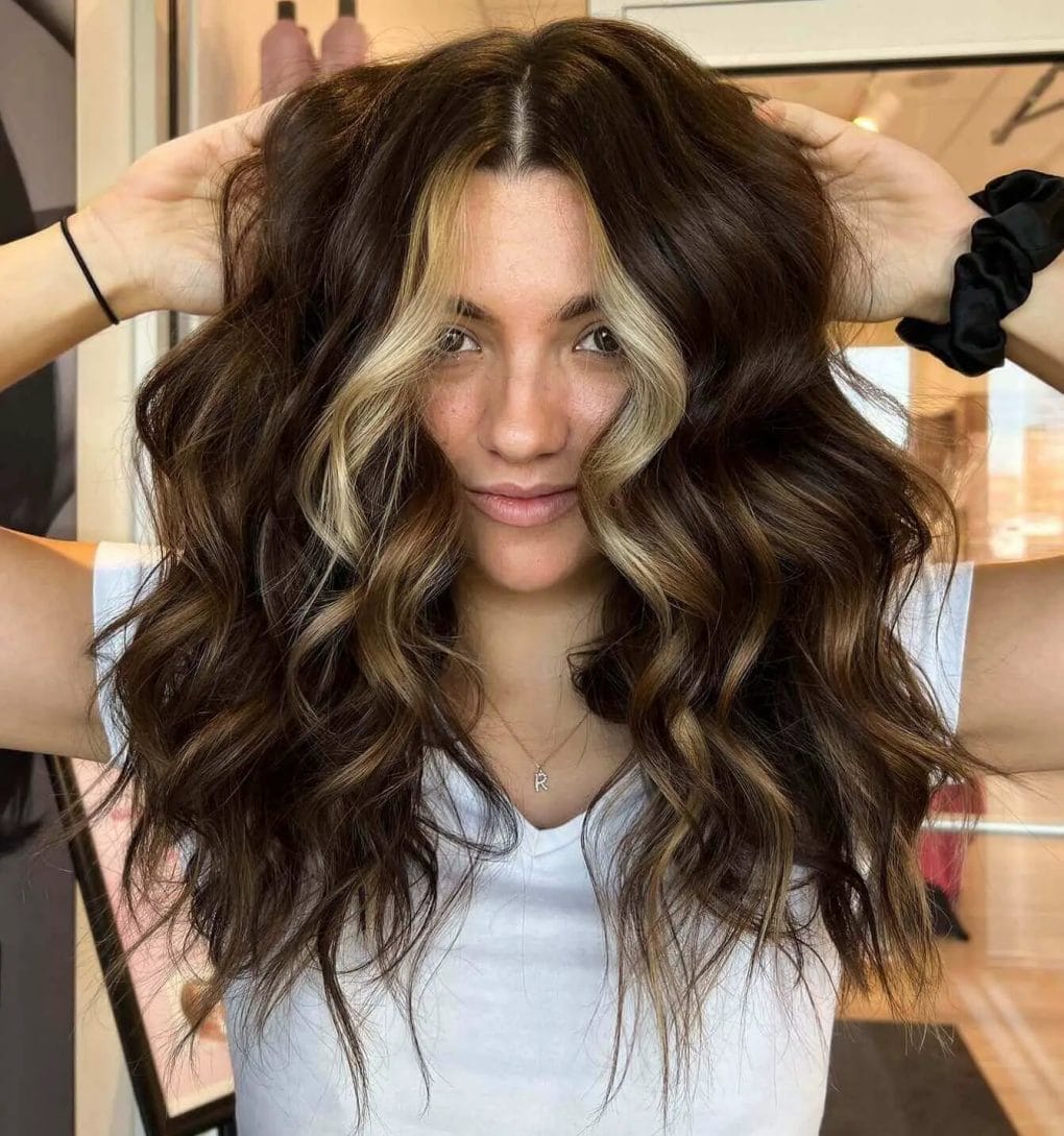 Wavy hair with dynamic contrast and bold face highlights