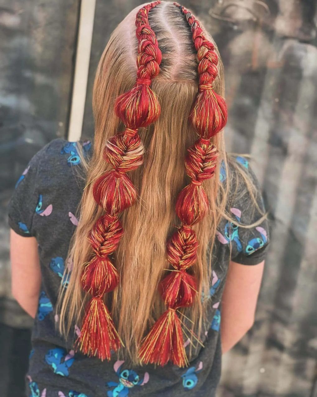 Red and orange elongated bubble segments in a vibrant braid