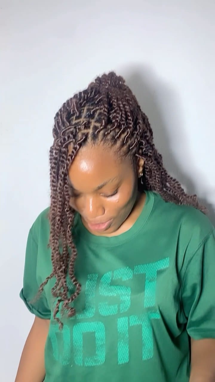 Shoulder-skimming kinky twists with highlights and neat partings