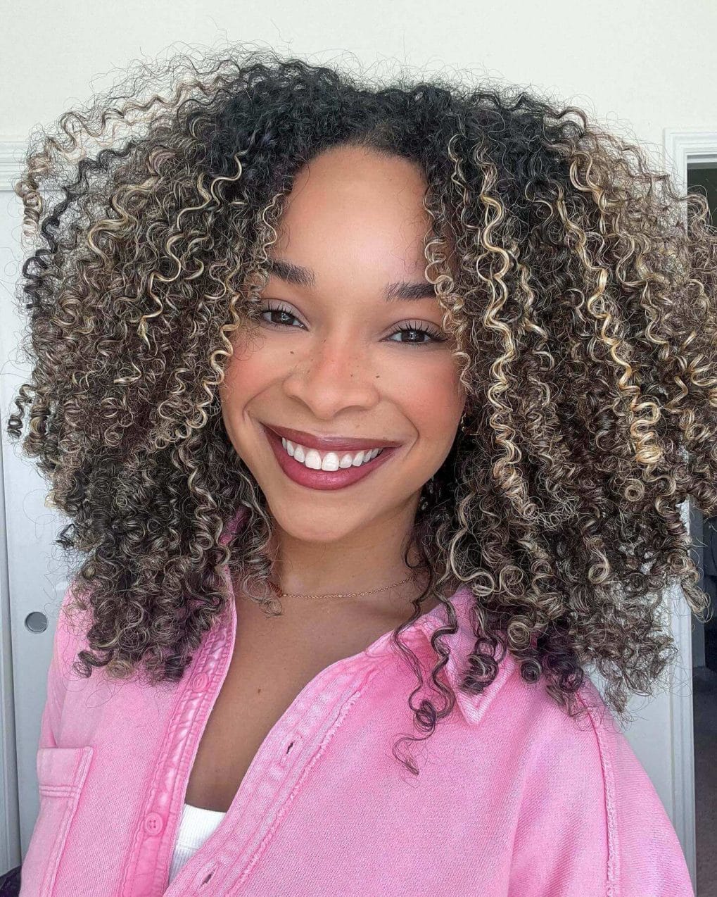 Joyful, bouncy curls with lively highlights