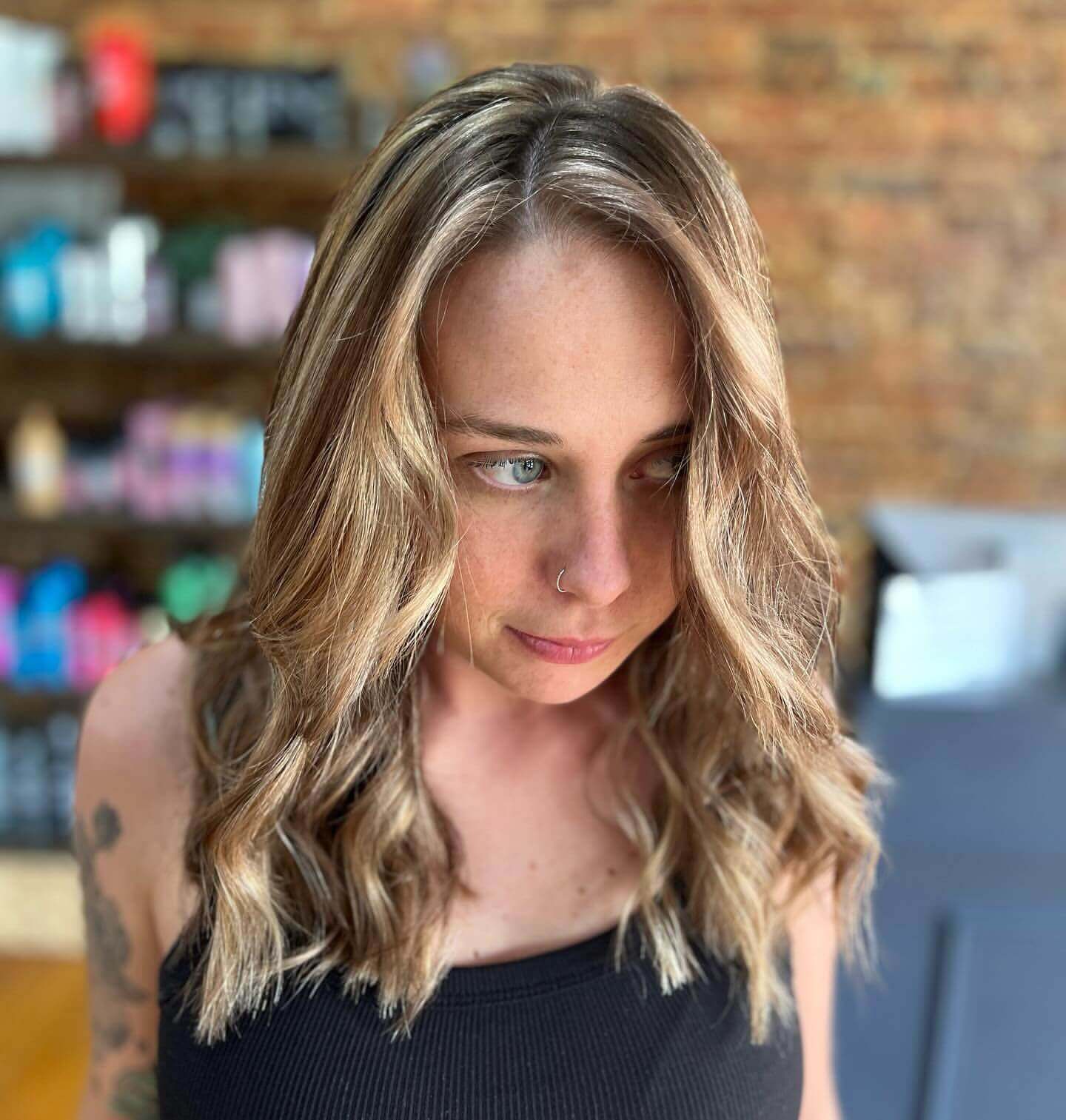 Medium wavy hair with light blonde and brown chunky highlights for a natural look
