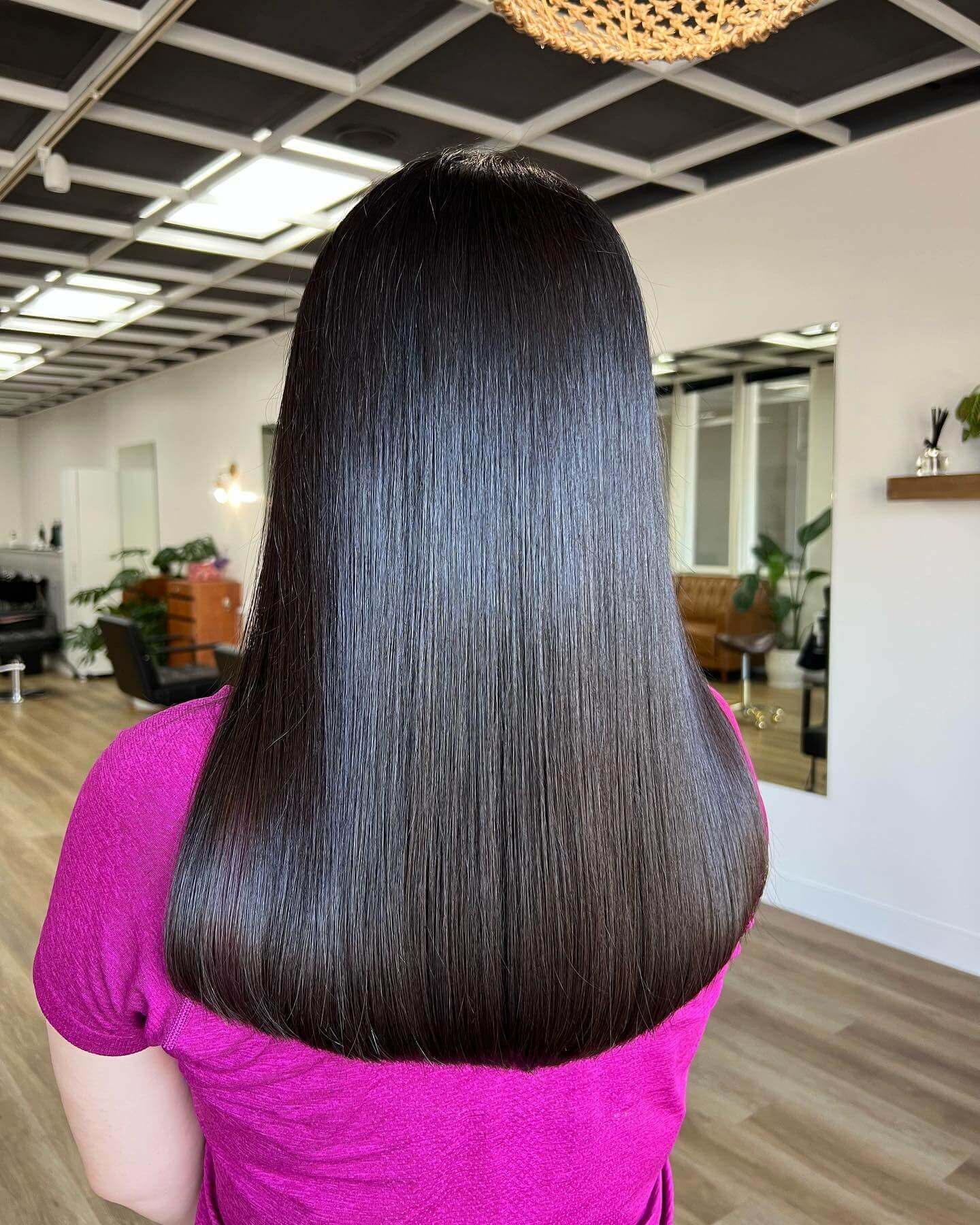 Gleaming U-shaped midnight black hair with hints of deep blue undertones.