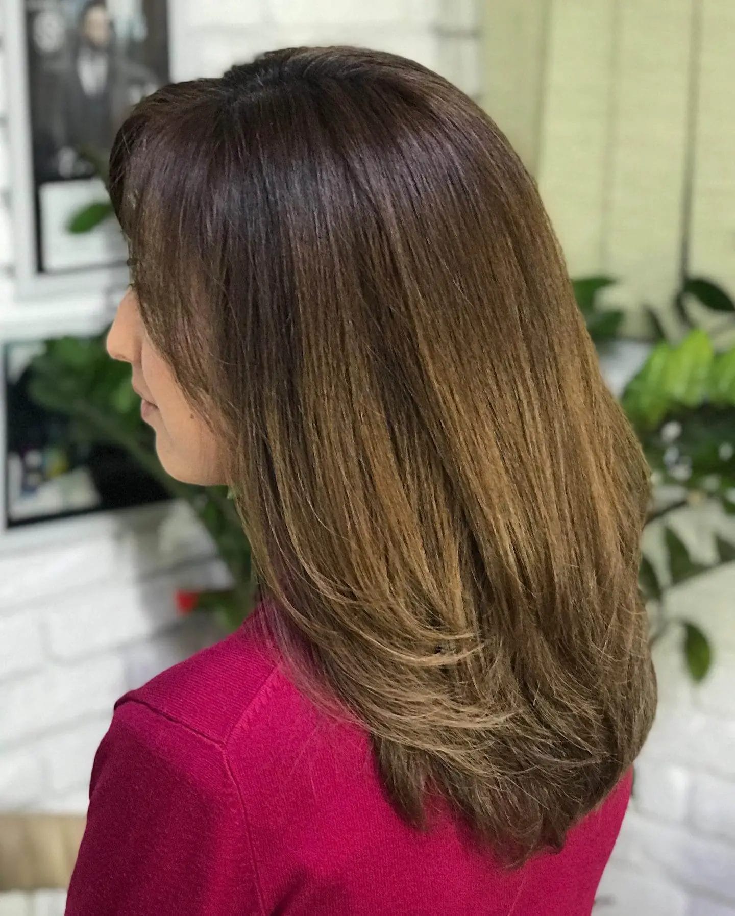 Mocha U-shaped cut highlighted with caramel tones and accented by playful layers.