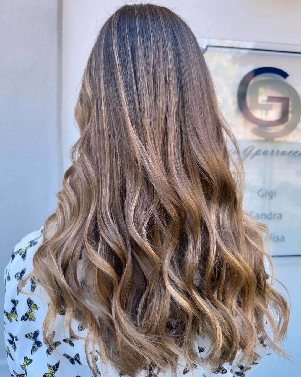 Flowing hair with voluminous curls and sun-kissed highlights