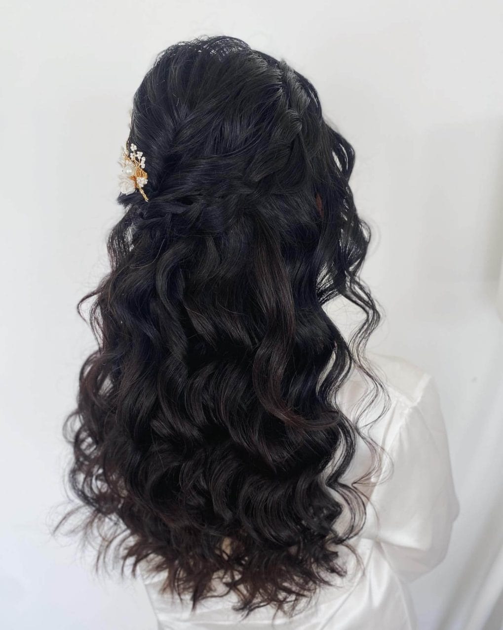Dark voluminous waves with golden hairpiece