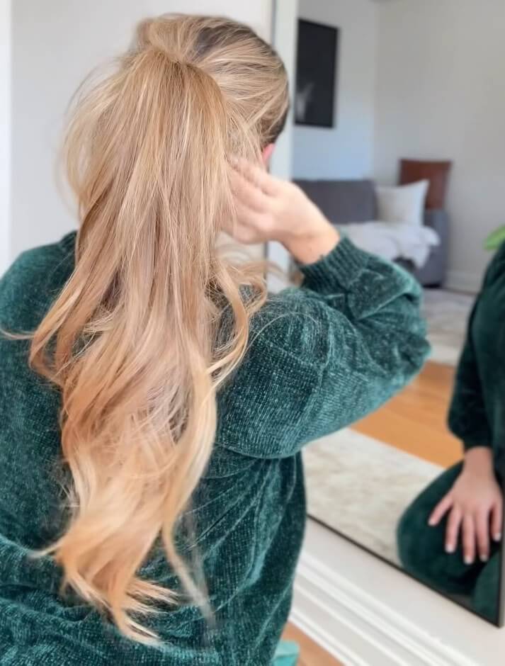 Casual birthday style with a half-up ponytail and long, beachy blonde waves.	19	relaxed-half-up-ponytail-beachy-blonde-waves