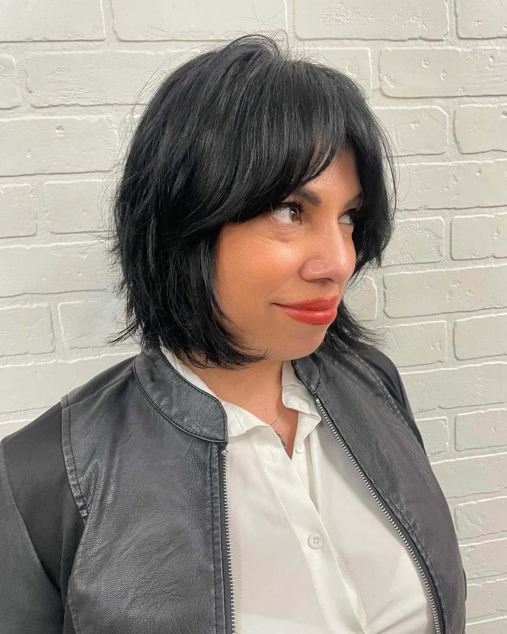 Shaggy bob with seamless black tones and chic full bangs