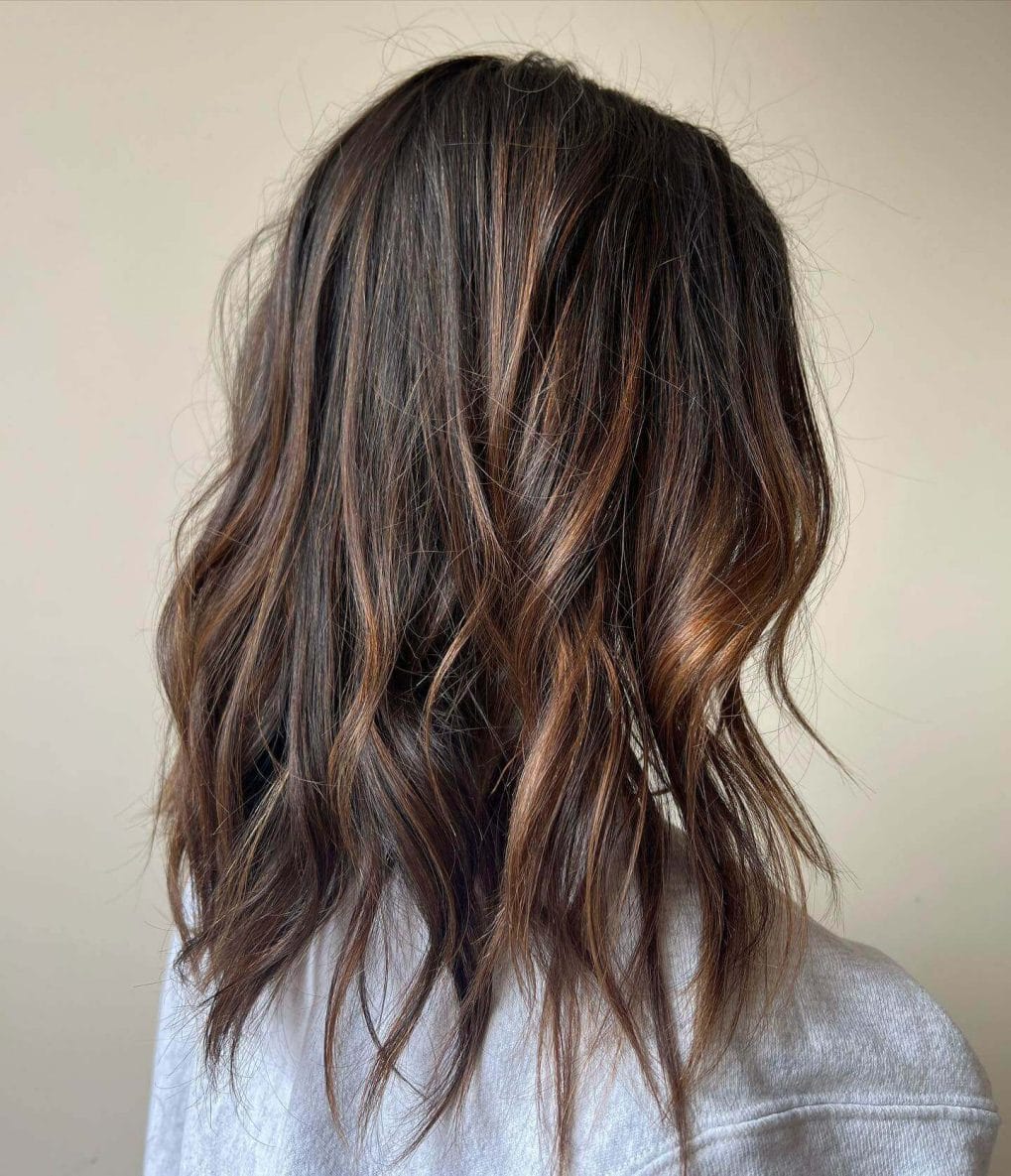 Shoulder-skimming lob with effortless waves on brunette hair.