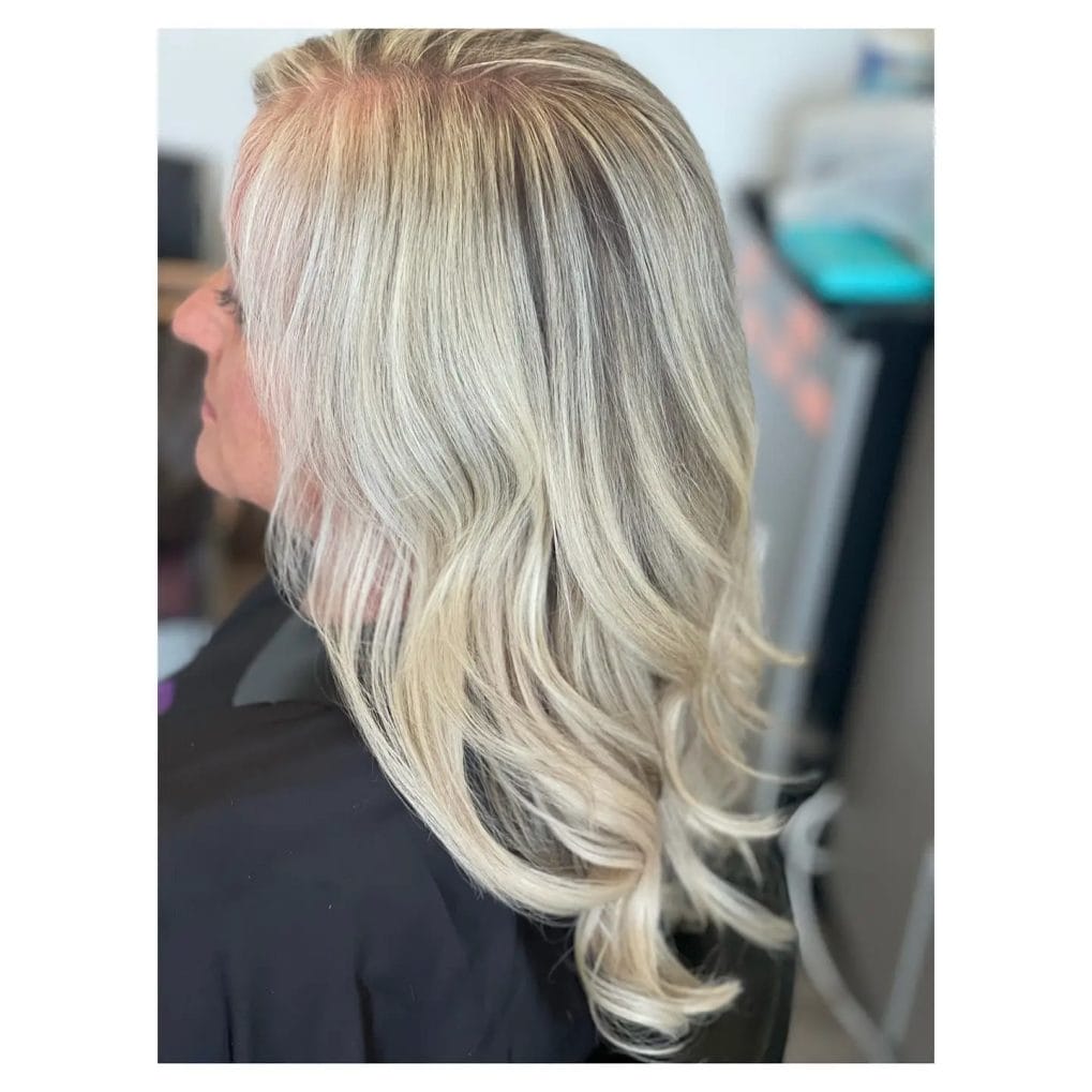 Medium-length hair cascading in waves, blending silver and blonde hues seamlessly.