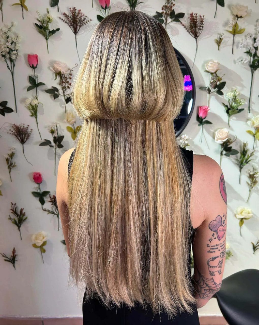 Sleek and softly layered jellyfish haircut with a sophisticated blend of blonde and brunette hues.