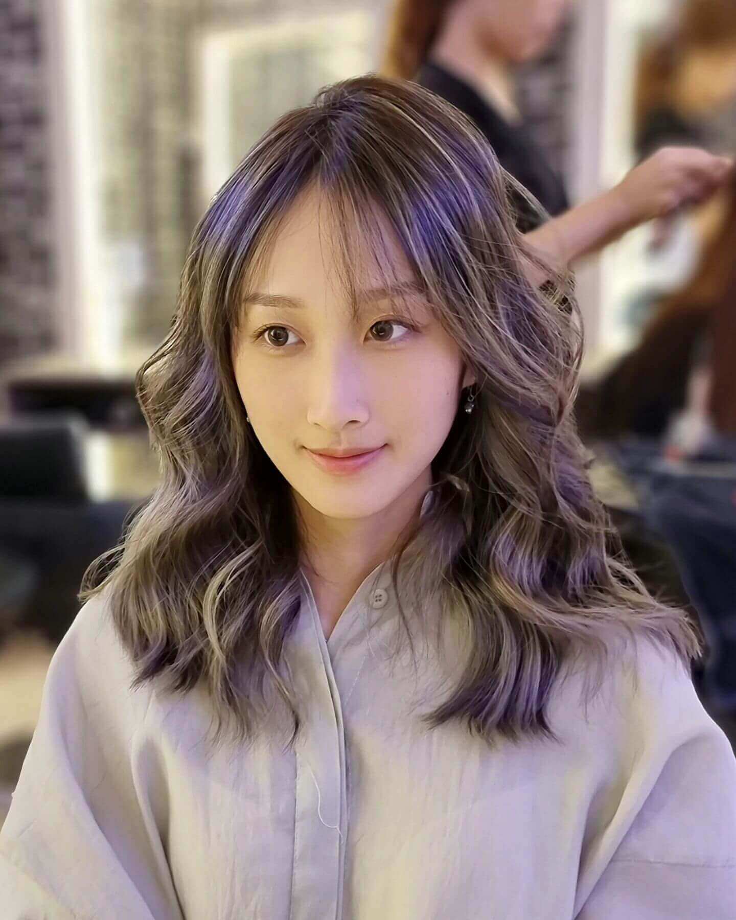 Medium-length soft waves with see-through bangs