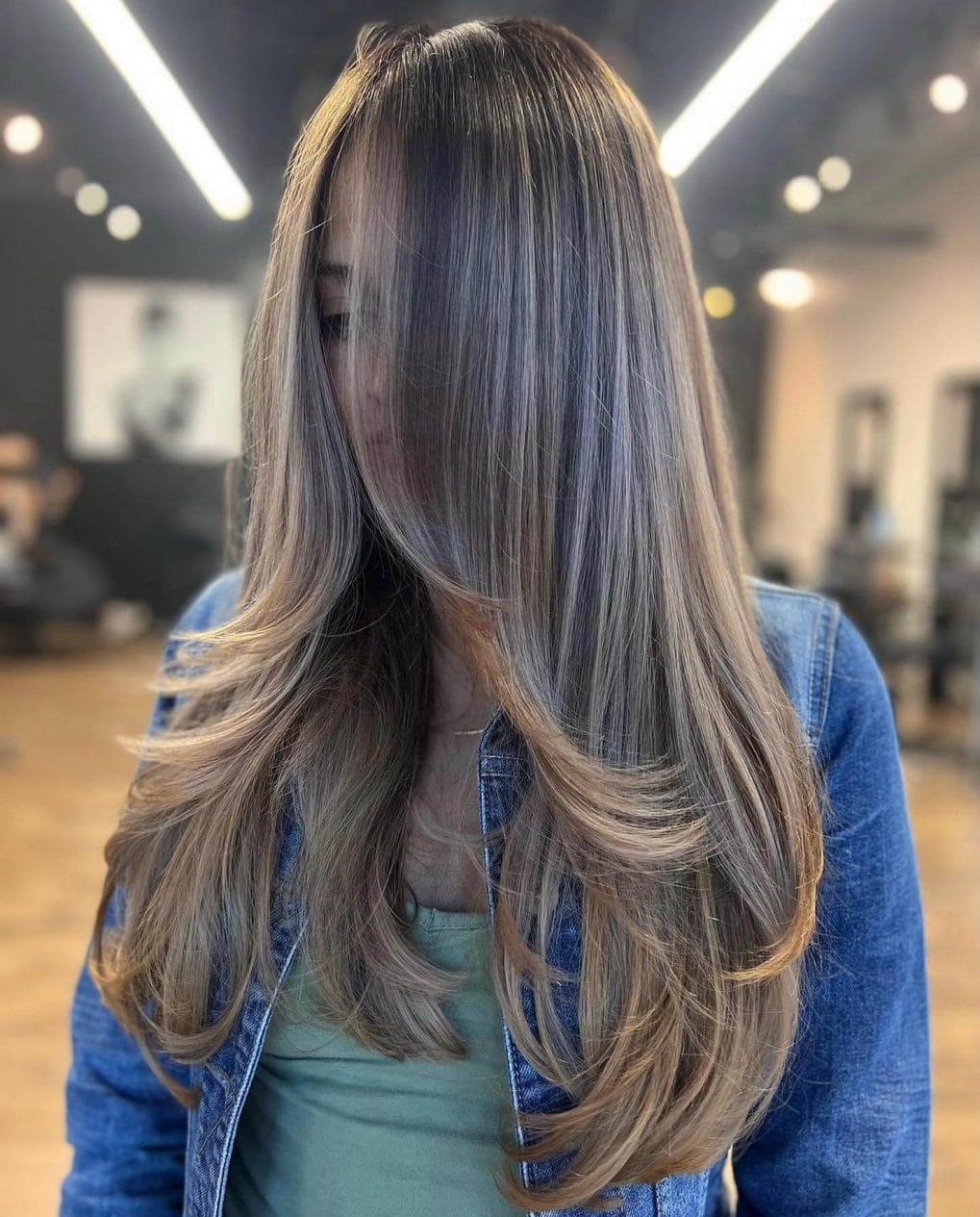 Radiant brunette balayage capturing sun-kissed luminosity.