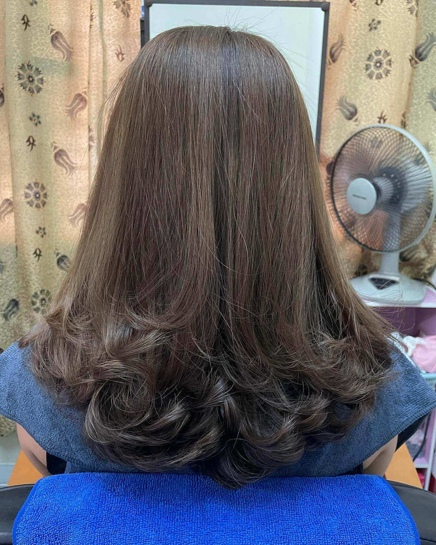 Graceful three-layered U-cut in a shiny chestnut hue.