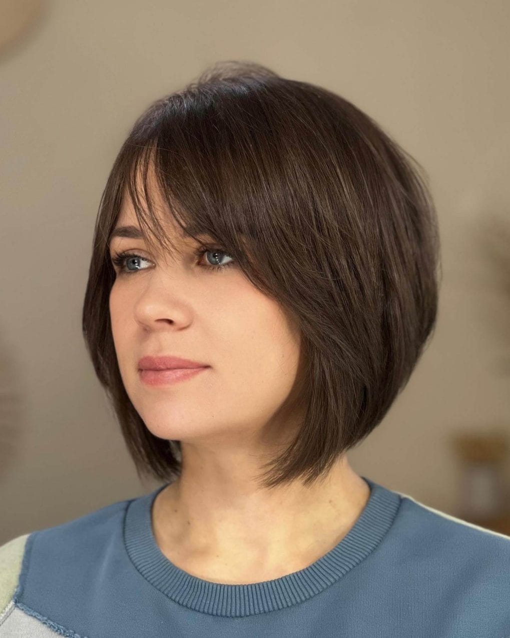 Timeless chocolate brown layered bob with an eye-skimming fringe.