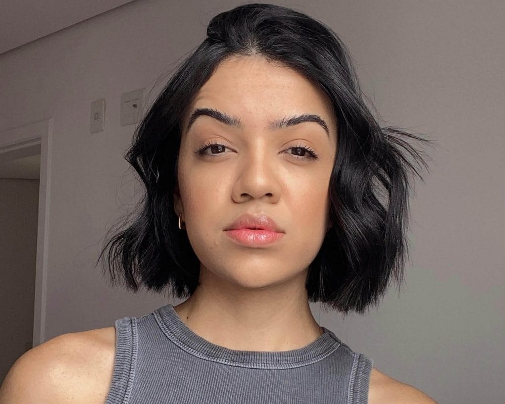 Tousled '90s bob with playful wavy ends and natural dark color