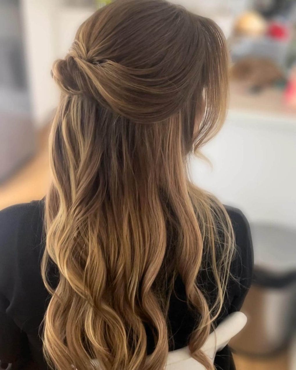 Twisted knot with soft caramel waves