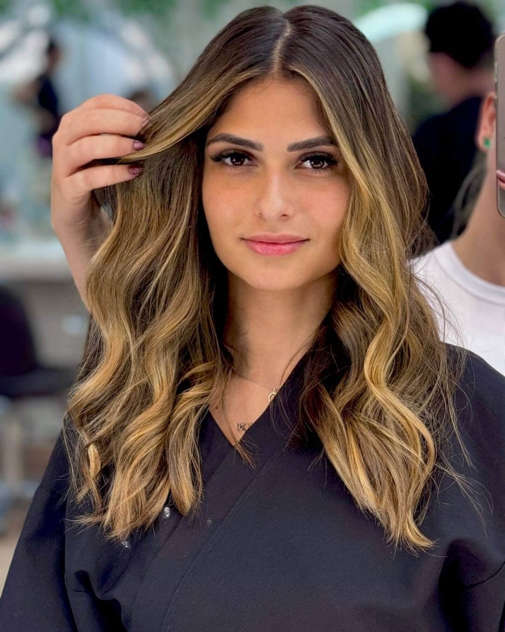 Vibrant contrast of brunette and golden blonde waves on hair.