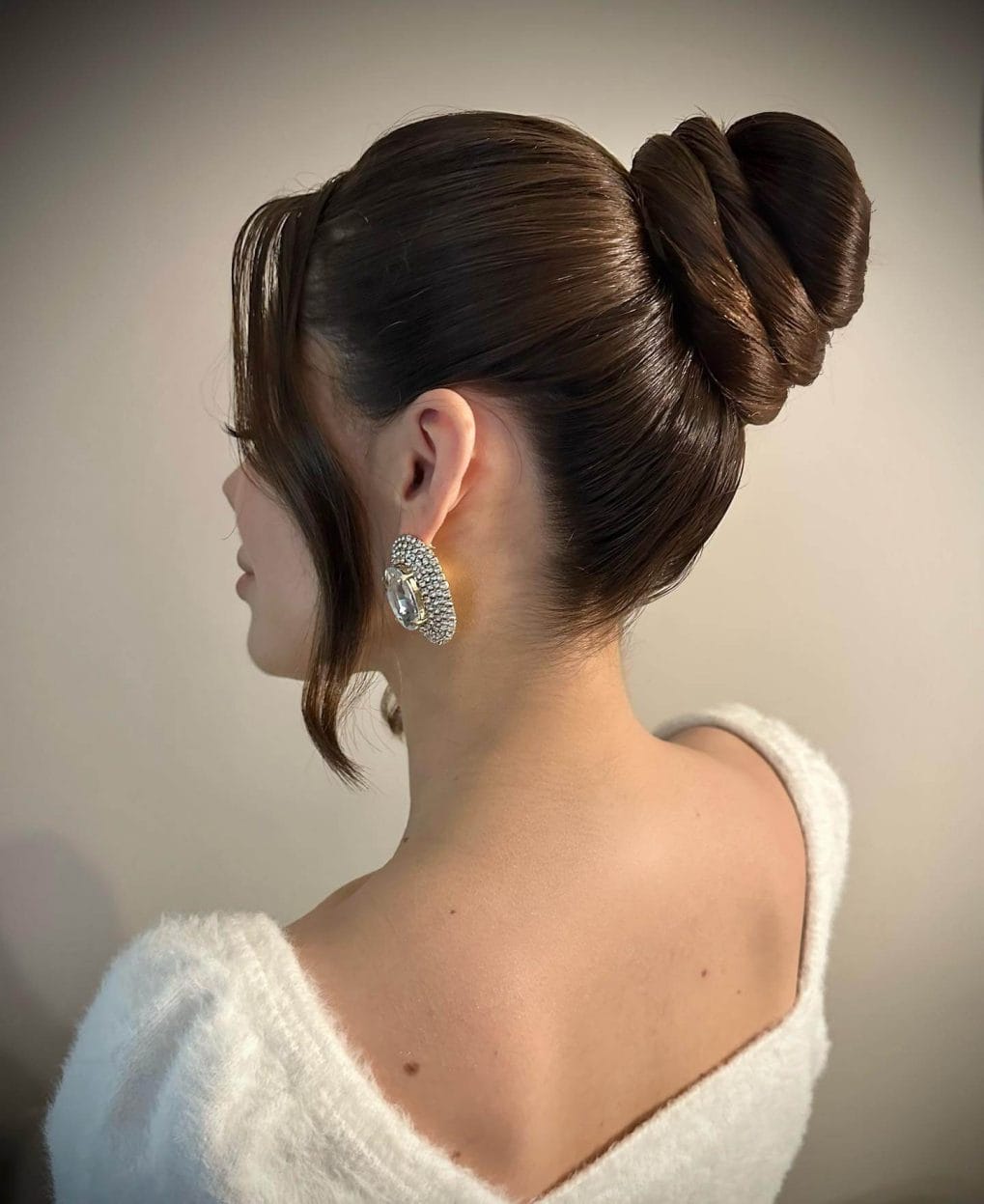 Voluminous bun with a modern side sweep