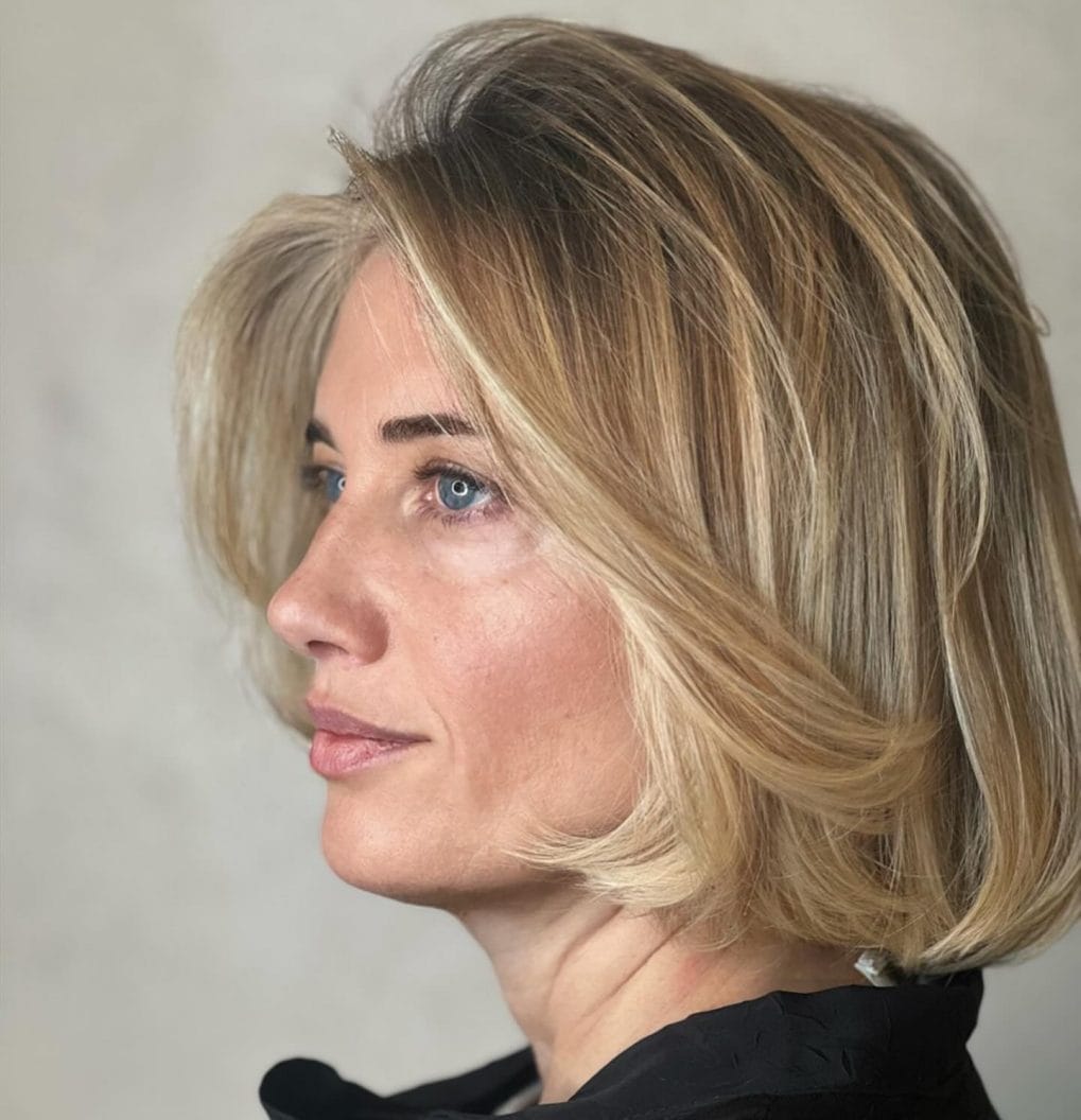 Elegant French bob in warm blonde with soft bangs