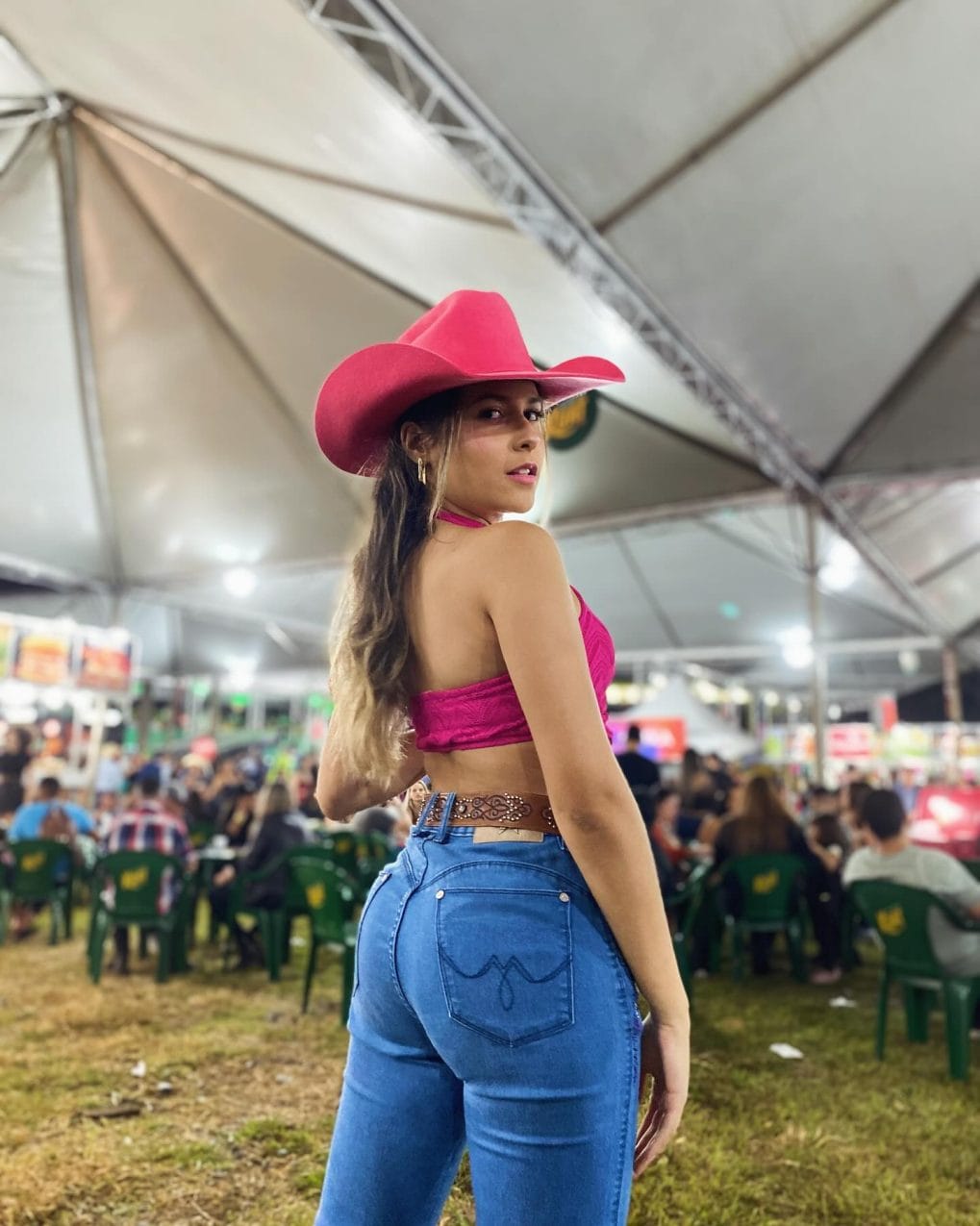 Fun wavy brunette with vibrant pink cowboy hat