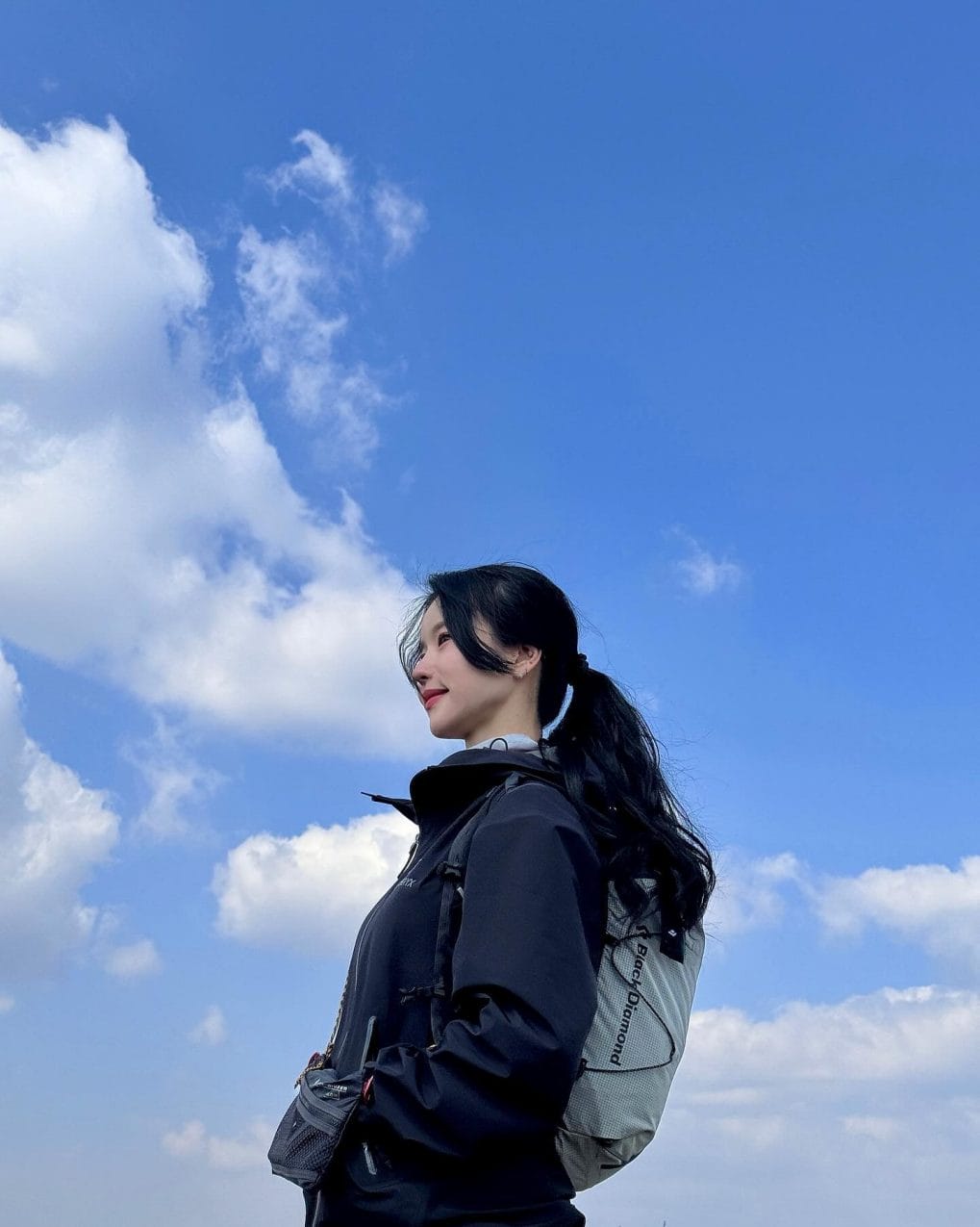 Playful wavy ponytail with a side bang for a nature hike